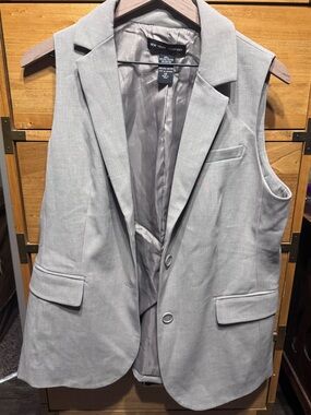 New York & Company Light Gray Sleeveless Blazer Vest